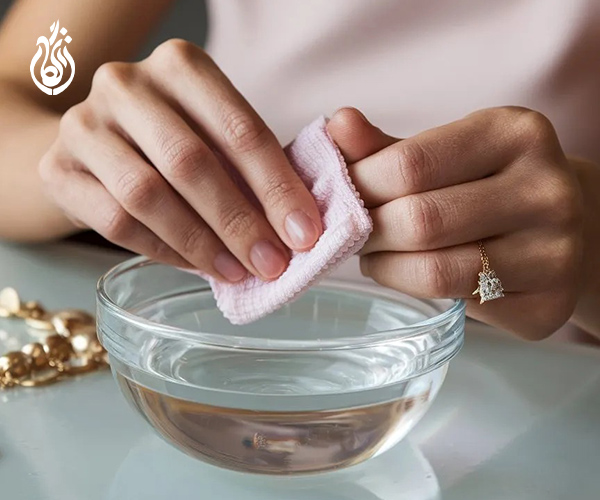 تمیز کردن طلا با حوله نمدار
